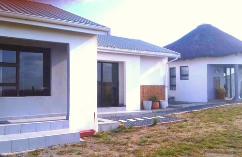 Ngquza Hill House | Tranquil Sea-Facing Retreat in Nature's Embrace