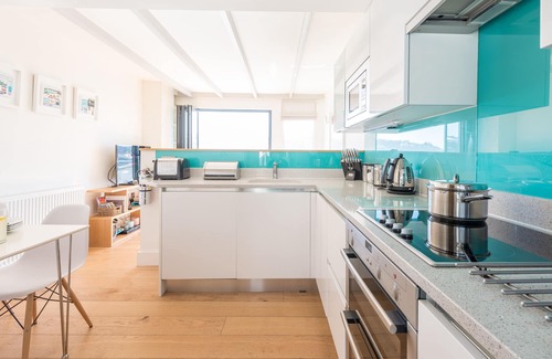 St Ives Cottage | Sea Fever: Breathtaking Views & Private Balcony Retreat