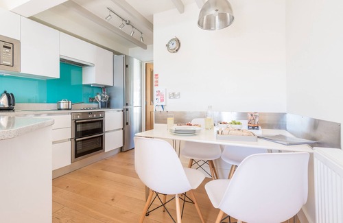 St Ives Cottage | Sea Fever: Breathtaking Views & Private Balcony Retreat