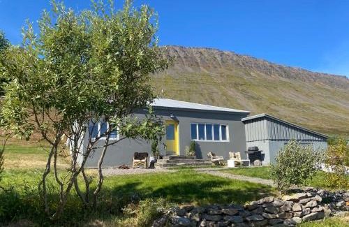Suðavik House | Scenic Sea, Fjord & Mountain View House - Pet Friendly Retreat