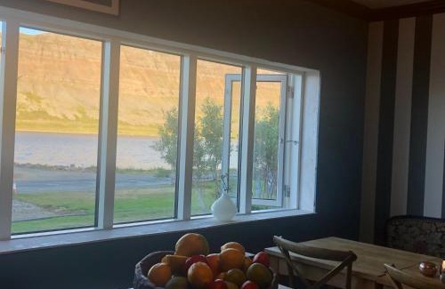 Suðavik House | Scenic Sea, Fjord & Mountain View House - Pet Friendly Retreat