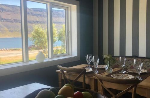 Suðavik House | Scenic Sea, Fjord & Mountain View House - Pet Friendly Retreat