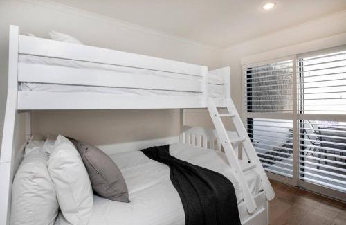 Semaphore House | Relax & Unwind at SEA FOR MILES with Hot Tub Bliss