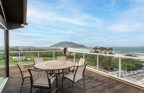 Santinho Apartment | Oceanfront Cobertura with Private Pool & Free Wi-Fi