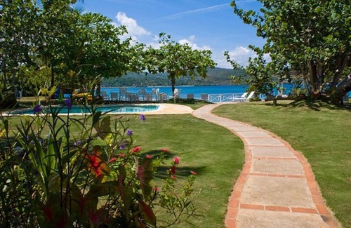 Discovery Bay Villa | Unwind at SEA GRAPES ON THE BEACH: 6 Bed Villa with Pool