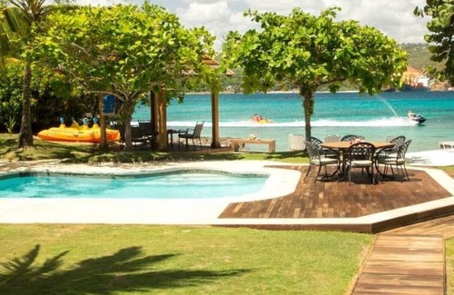 Discovery Bay Villa | Unwind at SEA GRAPES ON THE BEACH: 6 Bed Villa with Pool