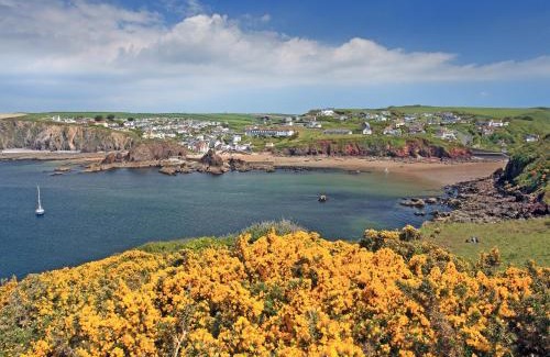 Hope-Cove House | Relax at Sea Haven - Pet and Child Friendly Getaway