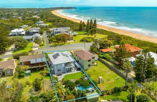 Culburra Beach House | Sea La Vie: Pet Friendly Retreat with Pool and Spa Access