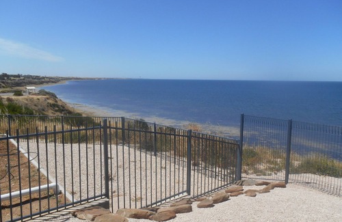 Dalrymple House | Sea La Vu: Cliff Top Views & Family-Friendly Amenities