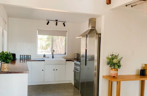 Kingscote House | Guest Rated 10/10: Sea Loft with Pool & Oceanfront Views
