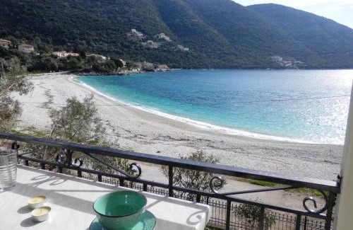 Mikros Gialos Apartment | Oceanfront Bliss at Sea Pebble Studios - Rated 9.2/10