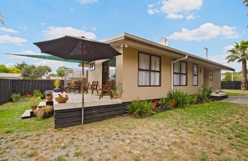 Papamoa Beach Cottage | Oceanfront Sea Peeks Holiday Home with Pool & Pet Friendly