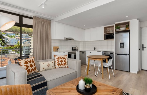Sea Point Apartment | Sea Point Designer Apartment with Breathtaking Ocean Views