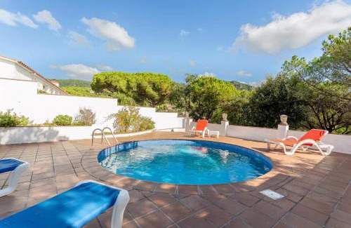 La Roca de Malvet Villa | Beautiful Sea près des Golfs: 4-Star Oceanfront Retreat