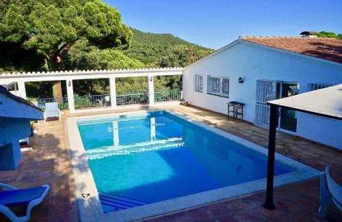 La Roca de Malvet Villa | Beautiful Sea près des Golfs: 4-Star Oceanfront Retreat