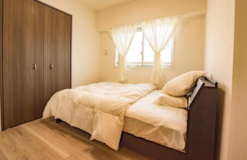 Higashinippori Apartment | Pet-Friendly Retreat at Sea-Pro with Hot Tub Access