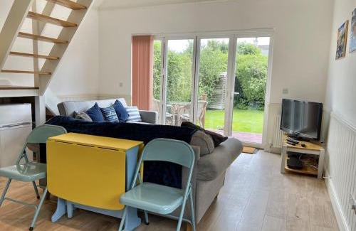 Deal House | Sea Rose Cottage: Pet and Child-Friendly Retreat