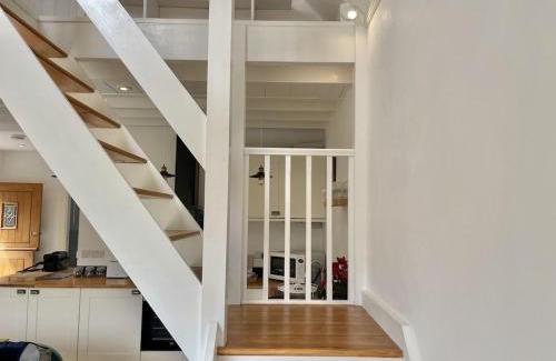 Deal House | Sea Rose Cottage: Pet and Child-Friendly Retreat
