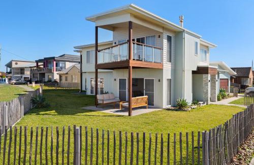 Stockton House | Tranquil Escape at Stockton: Poolside Family Retreat