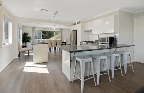 Malua Bay House | Tranquil Sea-Escape: 4-Star Stay for Families & Pets