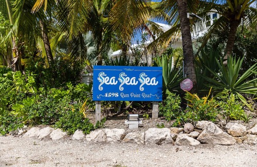 North Side House | Beautiful SEA SEA SEA Beachfront Retreat in Rum Point