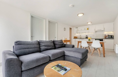Millendreath Apartment | Family-Friendly Sea Shore Pet Apartments with Ocean Views