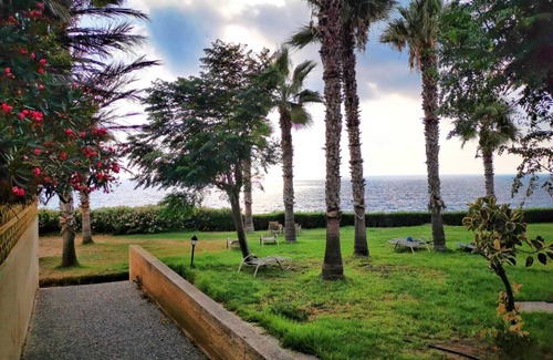 Chlorakas Villa | Seaside Holiday Villa: Oceanfront Bliss with Top Amenities