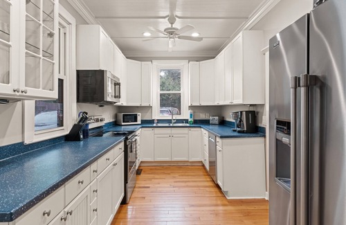 East Beach House | Experience Sea Side Inn: Steps to Coast Guard Beach