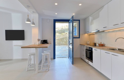 Gavrio House | Relaxing Retreat at Sea-side Villa Hydroussa with Pool & Ocean View