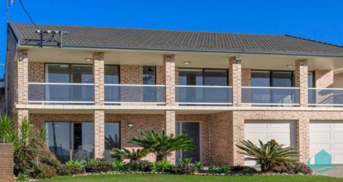 Caves Beach House | Serene Sea Sounds: Family-Friendly Retreat with High Ratings