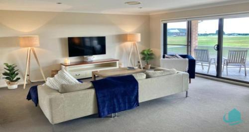 Caves Beach House | Serene Sea Sounds: Family-Friendly Retreat with High Ratings