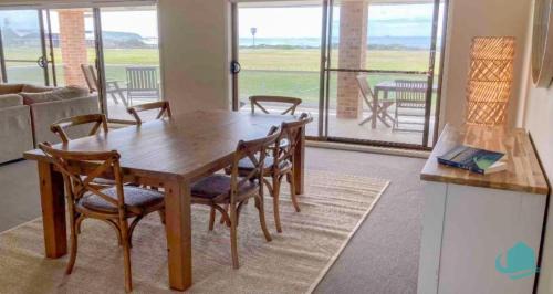 Caves Beach House | Serene Sea Sounds: Family-Friendly Retreat with High Ratings