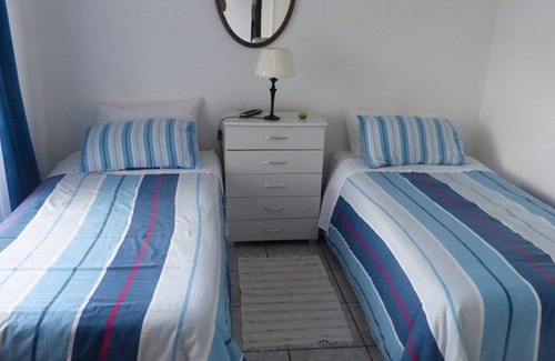 Margate Beach House | Sea Spray - Private Unit with Ocean View and Kitchen Amenities
