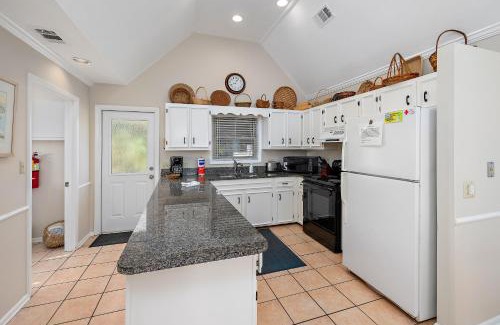 Saint Simons Island House | Cozy Sea Spray: Family and Pet-Friendly Getaway Awaits