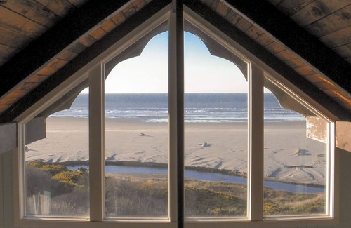 Bandon House | Oceanfront Retreat: Pet-Friendly with Breathtaking Views