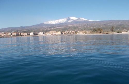 Riposto Apartment | Oceanfront Sea Star: Perfect Getaway for Your Beach Vacation