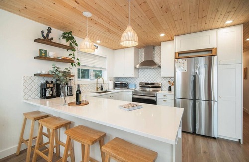 Campbell River House | Oceanfront Group Retreat: Breathtaking Sunrises & Spa