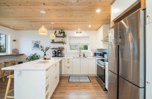 Campbell River House | Oceanfront Group Retreat: Breathtaking Sunrises & Spa