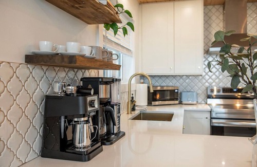 Campbell River House | Oceanfront Group Retreat: Breathtaking Sunrises & Spa