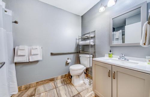 Rockaway Beach House | Discover Sea Treasures Inn: Pet & Child Friendly Getaway