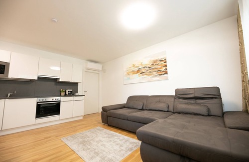 Kaisermuhlen Apartment | Seaside Retreat: Steps from U1 Subway & Danube Park