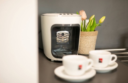 Kaisermuhlen Apartment | Seaside Retreat: Steps from U1 Subway & Danube Park
