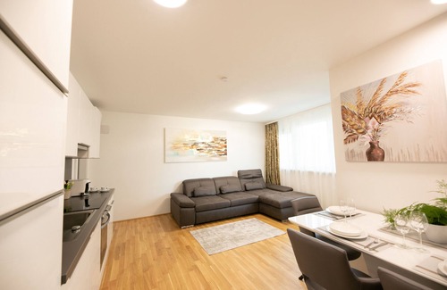 Kaisermuhlen Apartment | Seaside Retreat: Steps from U1 Subway & Danube Park