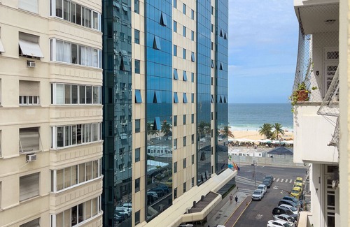 Copacabana Apartment | Cozy Getaway in Copacabana | Beachfront Bliss Awaits