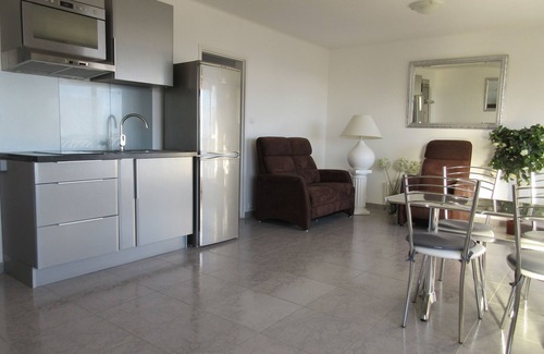 Bandol Apartment | Oceanfront Haven: 3 Min Walk to Bright, Modern Beach