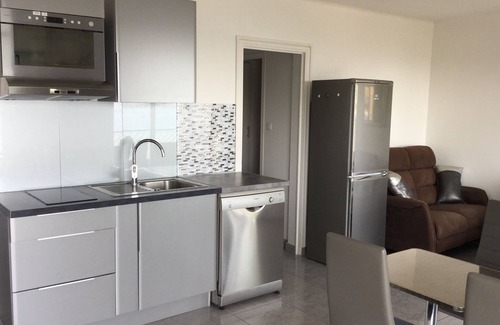 Bandol Apartment | Oceanfront Haven: 3 Min Walk to Bright, Modern Beach