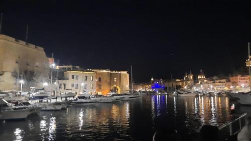 Birgu Apartment | Experience Sea View 34: Family-Friendly with Breakfast