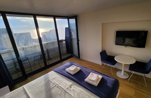 New Boulevard Apartment | Inviting Sea View Rooms on the 38th Floor for Families