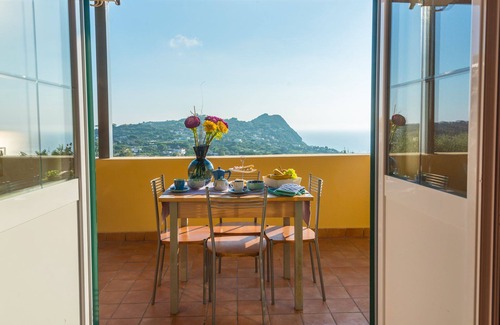 Succhivo Apartment | Oceanfront Retreat: 4-Bed Oasis with Hot Pool & Spa