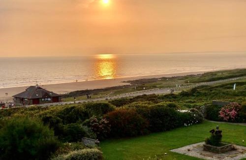 Porthcawl House | Oceanfront 5-Bed House Near Water Sports & Golf